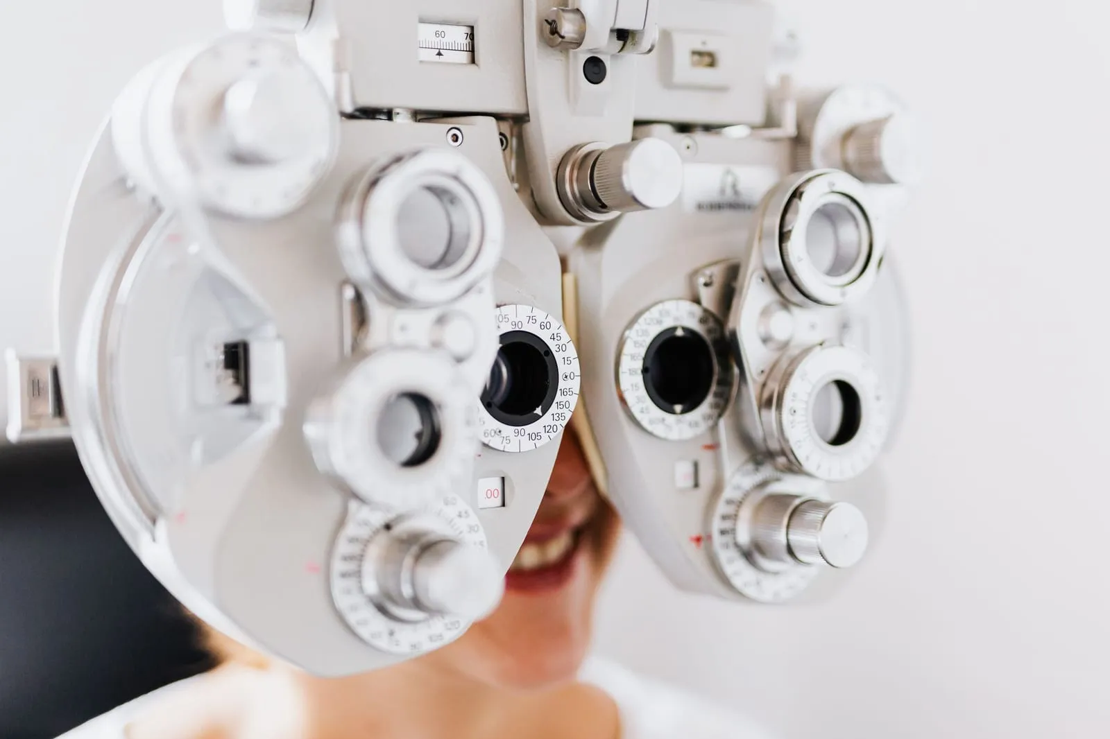 Foropterul cu care optometristul alege lentilele potrivite la examenul optometric