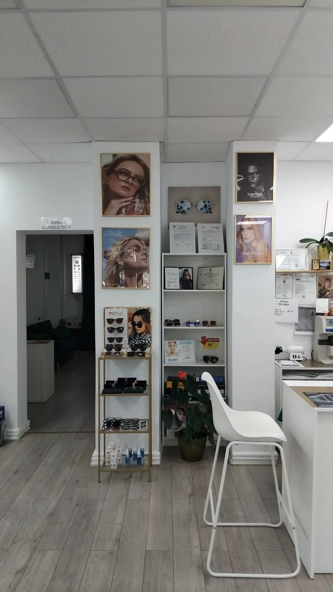 Intrarea în cabinetul de consultație, lângă rafturile cu ochelari, în magazinul de pe Bd. Chișinău