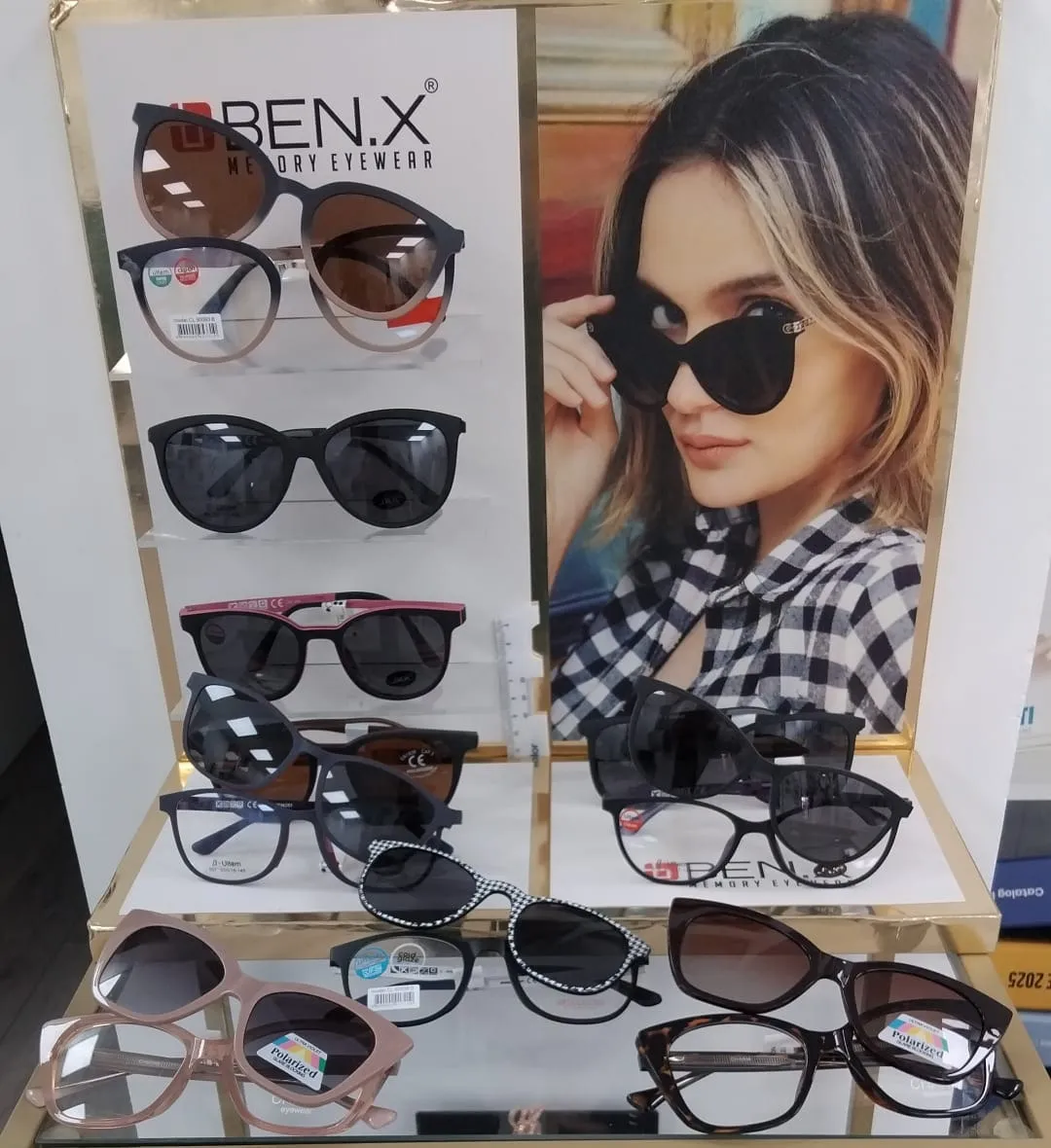 Rame de vedere BEN.X cu clipoane de soare polarizate, pe raftul magazinului L’optique Monique de pe Bd. Chișinău