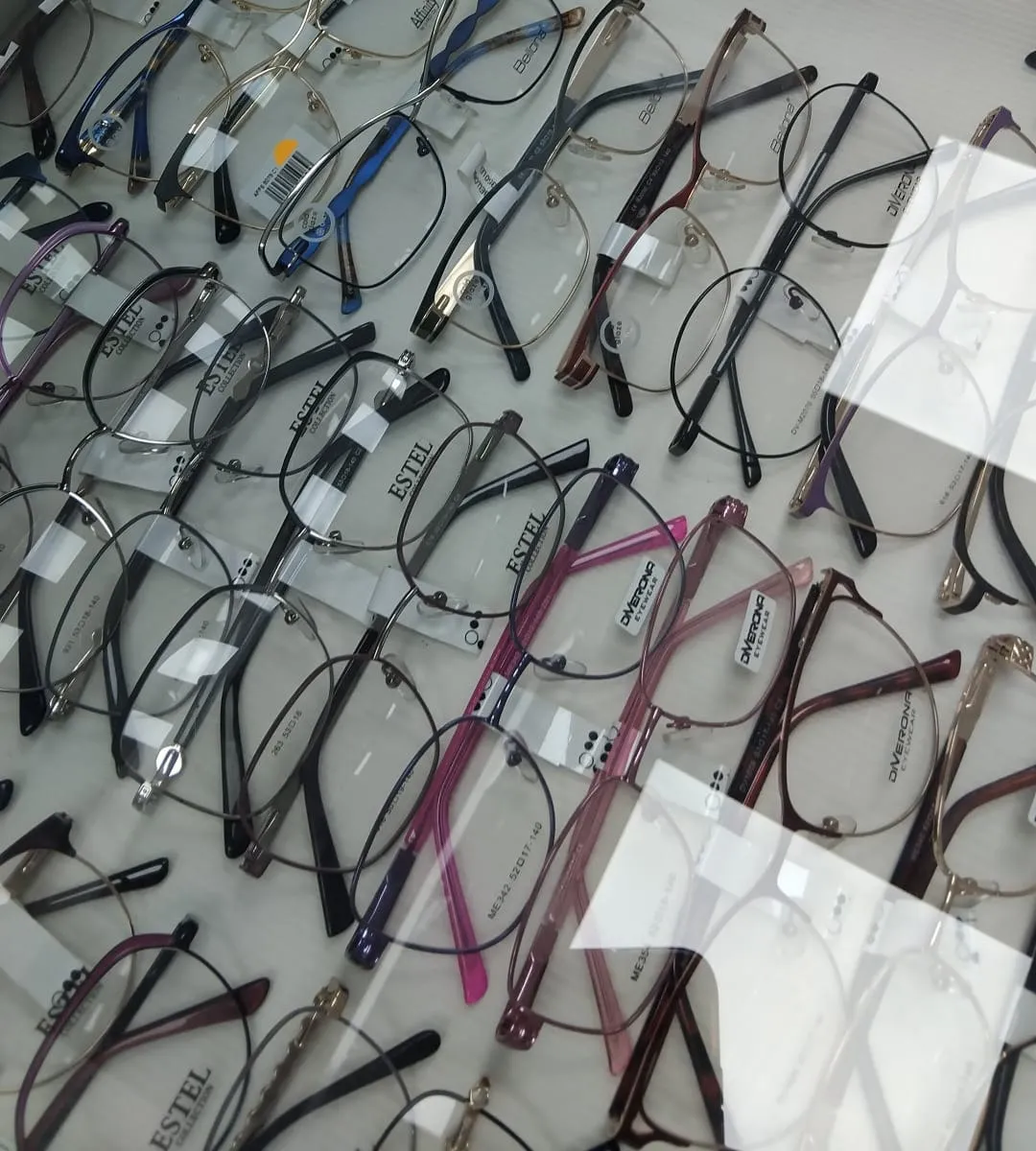 Rame de vedere din metal, Bellona, Estel și DiVerona, în vitrina magazinului L’optique Monique de pe Bd. Chișinău
