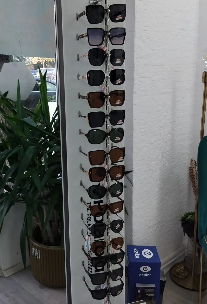 Stand cu ochelari de soare polarizați Polaroid, lângă vitrina magazinului L’optique Monique de pe Bd. Chișinău