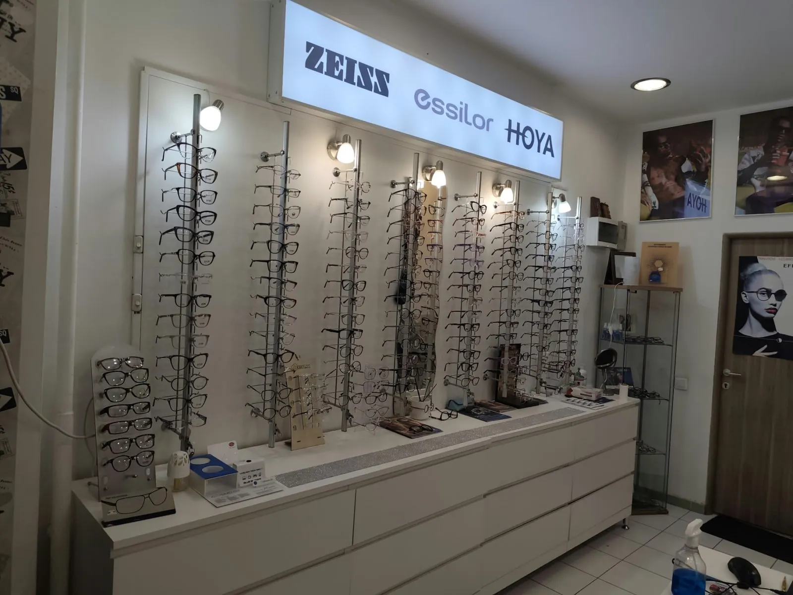 Rafturile cu rame de ochelari din magazinul L’optique Monique de la Obor